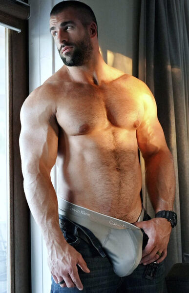 DAMN! This guy’s bulge… I mean BULGE… really says it all!