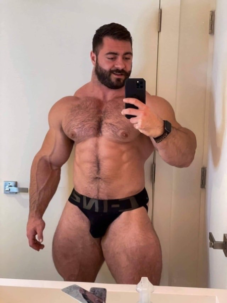 His built beautifully selfie… and who would not want to get lost  between those thighs!