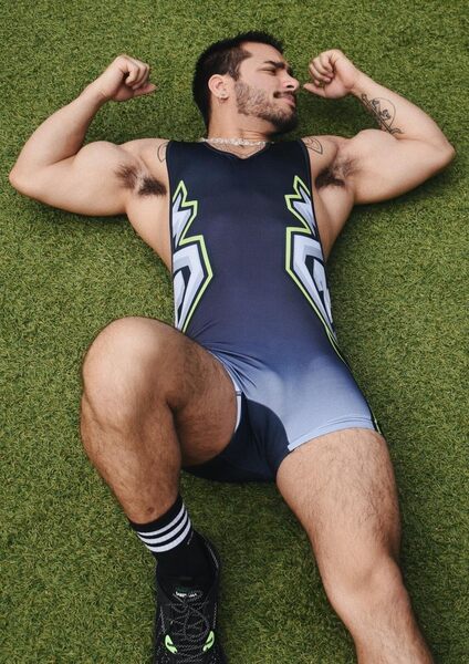 Needs to go rip that singlet off and totally have your way with him right there and right now!