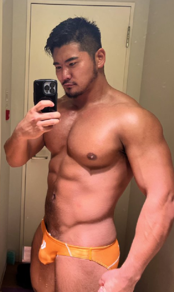 His yellowish or is it orangish Speedo®️