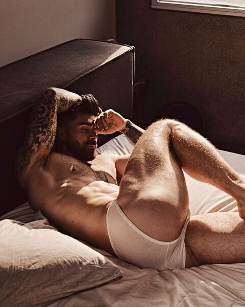 Don’t ya just wanna taste what he has to offer between those sexy thighs?!