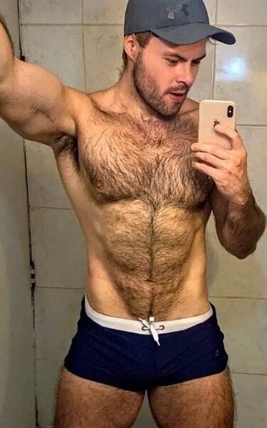Looks like he’s happy with the selfie he just snapped!