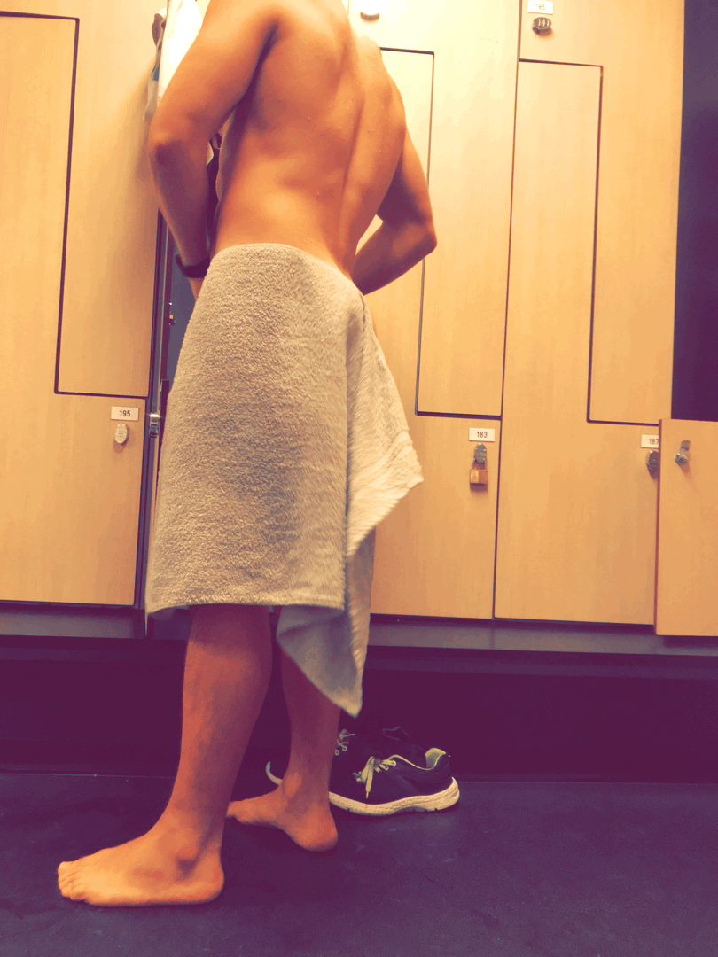 Finally! A guy that drops the towel!