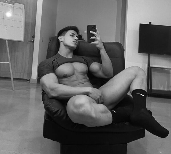 Checking out the pics posted on the forum with his hand in position… 😀