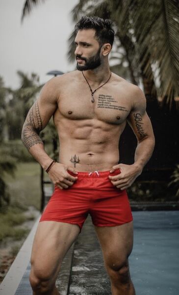 Hopes that this pic in his ad will generate some biz…