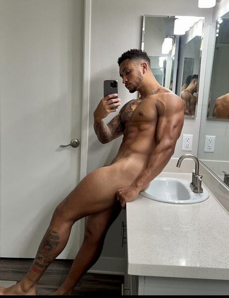 Nice selfie… it should more than get him some action…