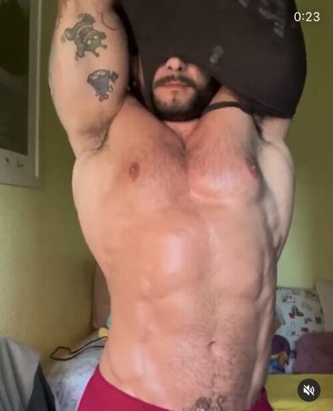 Off with the shirt… on to those pits!