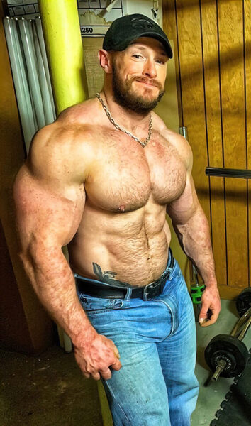 Big muscle daddy with a twinkle in his eyes!