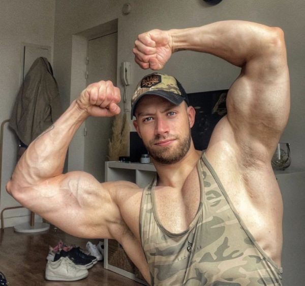 He’s got the power 💪💪and knows it!