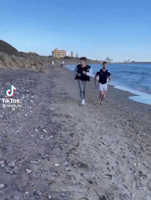 DOS PAQUETES CORRELONES.gif