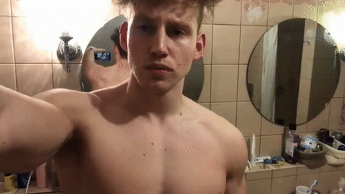 shirtless-muscle-body-bathroom-selfie.gif