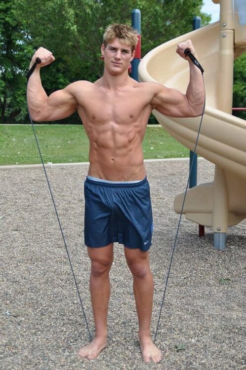 Ripp Baker Flexing.jpg