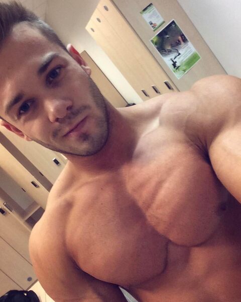 handsome-muscle-daddy-ondrej-kmostak-pecs-selfie.jpg