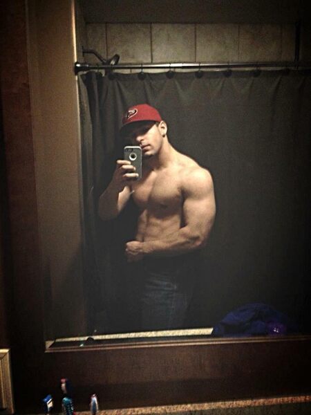 sexy-dangerous-dudes-skylar-astin-shirtless-muscle-body-cap-selfie.jpg