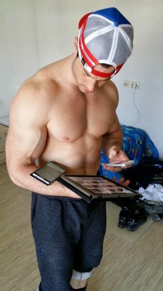 shirtless-muscle-geek-bro-hot-guys-tech-gadgets-tablet.jpg