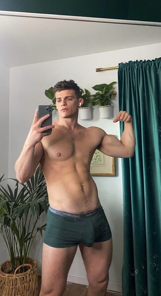 like-my-green-bulge-4vctn6ycm1-1043x1920.jpg