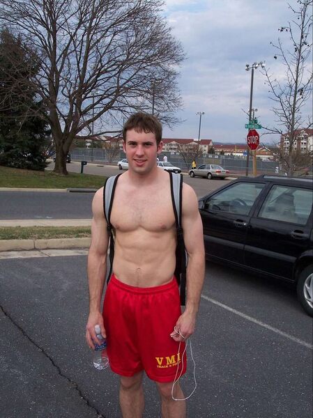 sexy-shirtless-fit-body-guy (2).jpg