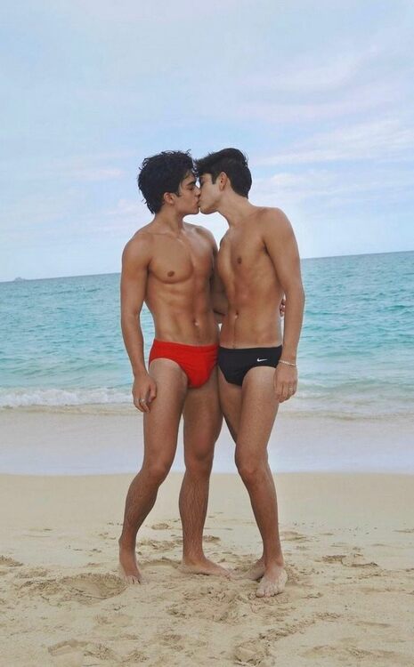 xxxbeachboyskiss.jpg