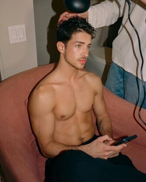 Hot_Dudes_d28587d38c35737a61b6448bd29eddc7_6cb26780_540.jpg