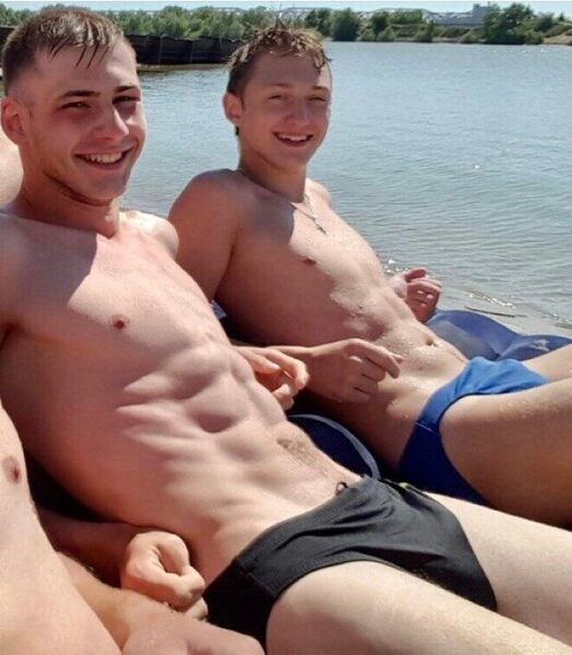 Hot_Dudes_de29e0fb73ab75508fba4be78ca9b5f3_edc8d370_540.jpg