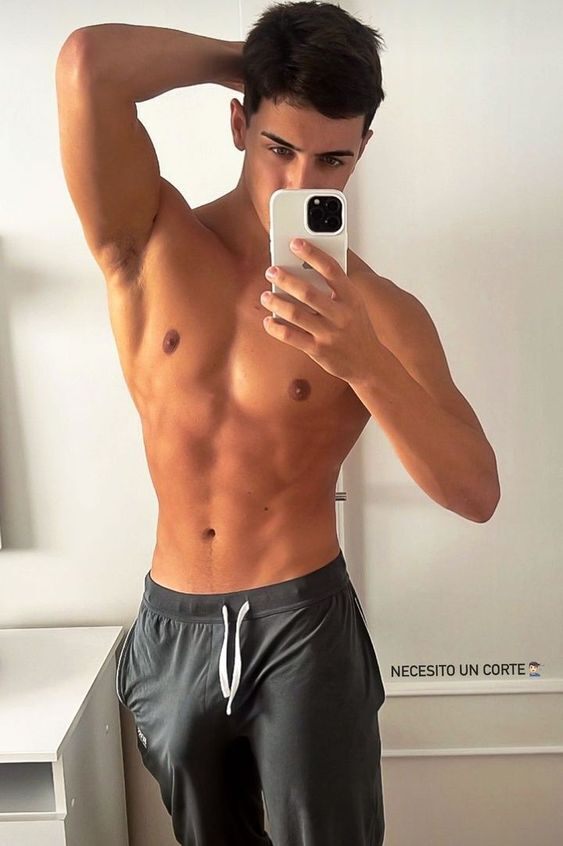 bulgeboyselfie.jpg