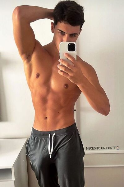 bulgeboyselfie.jpg