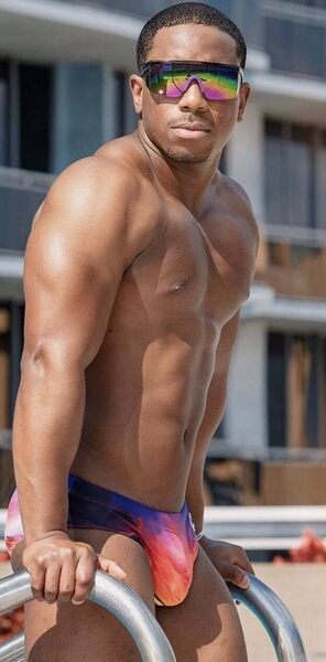 shirtlessbulge43.jpg