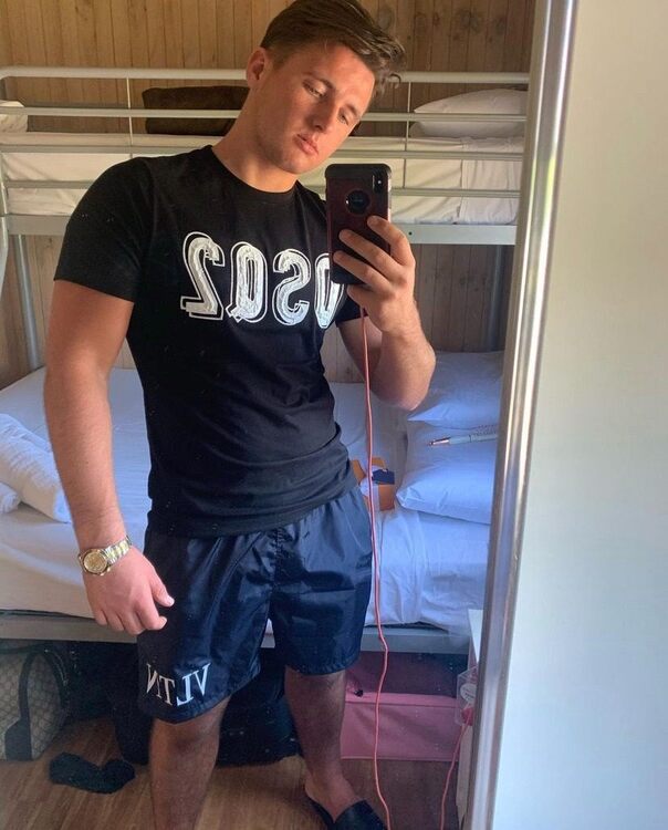 Selfie Room Mate.jpg