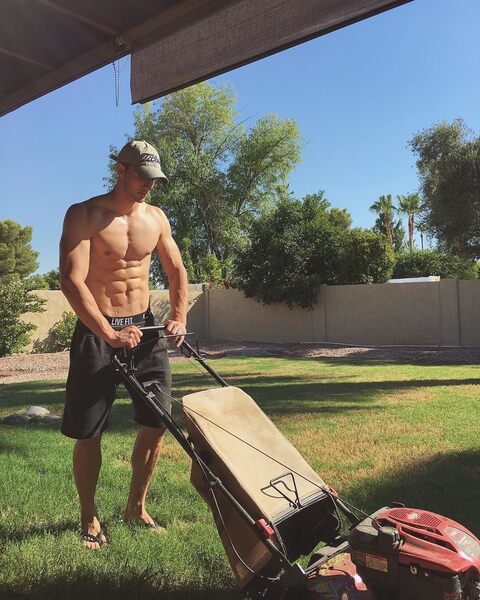 shirtlessl44.jpg