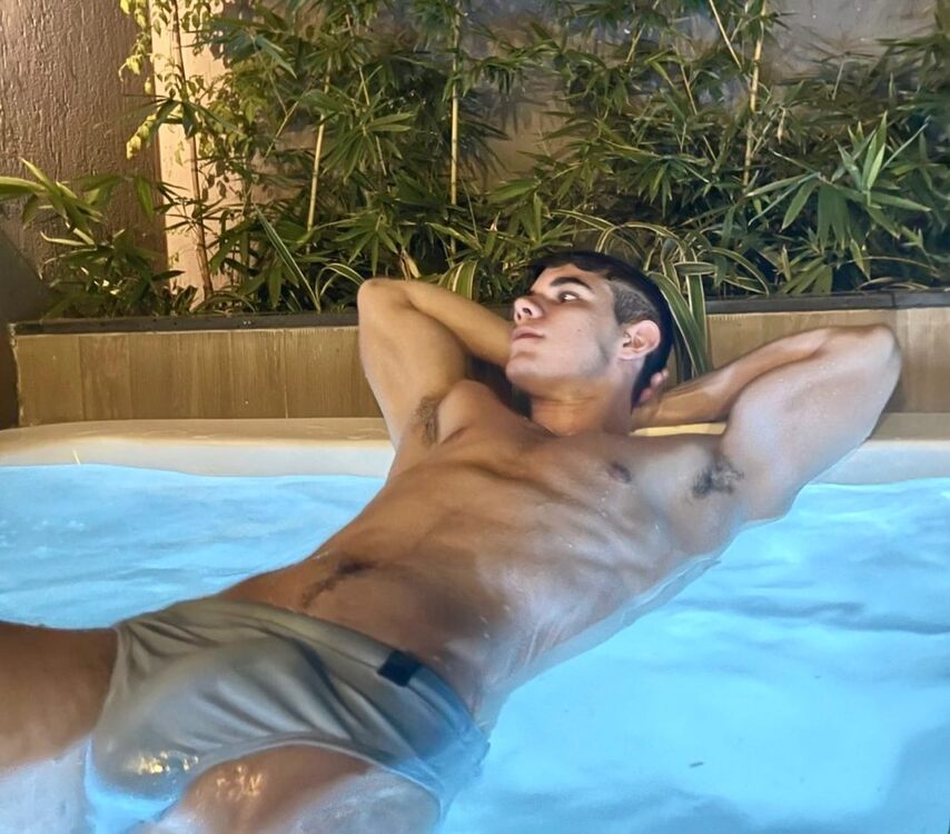 xxxpoolboy bulge.jpg