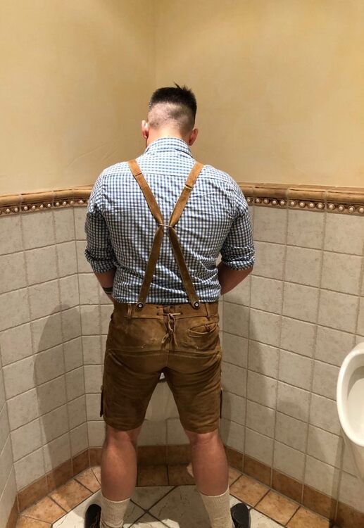 WC Lederhosen Pissen.jpg