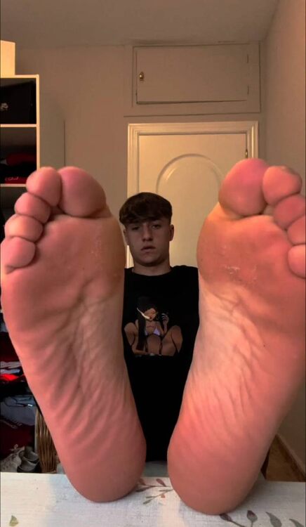 teen_master_meaty_wide_big_stinky_feet_by_ifxrdi_dk1pj60-375w-2x.thumb.jpg.85f658aa48f4e01ac70731396e029054.jpg