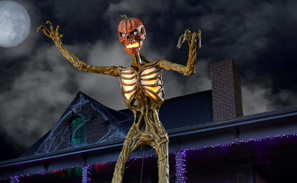 best-halloween-yard-decorations.webp.aea9b4600ce6ee56c307a25271ef1aad.webp