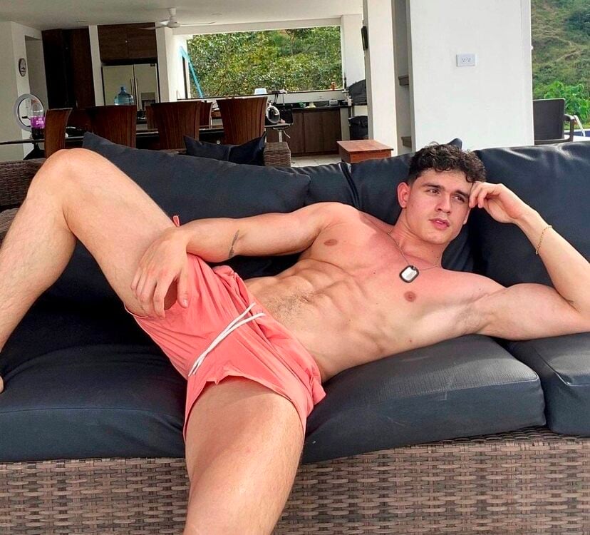 xxxmanspreadhun k.JPG