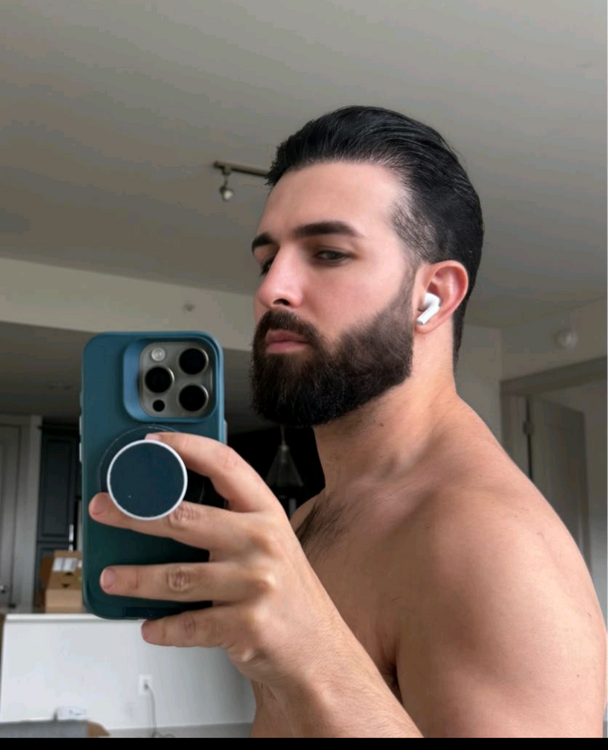Screenshot_20260521-220612.Grindr.png