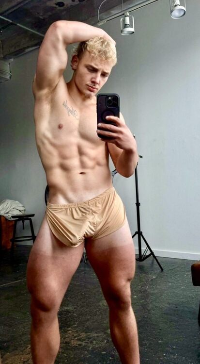 xxxblondbulge.jpg