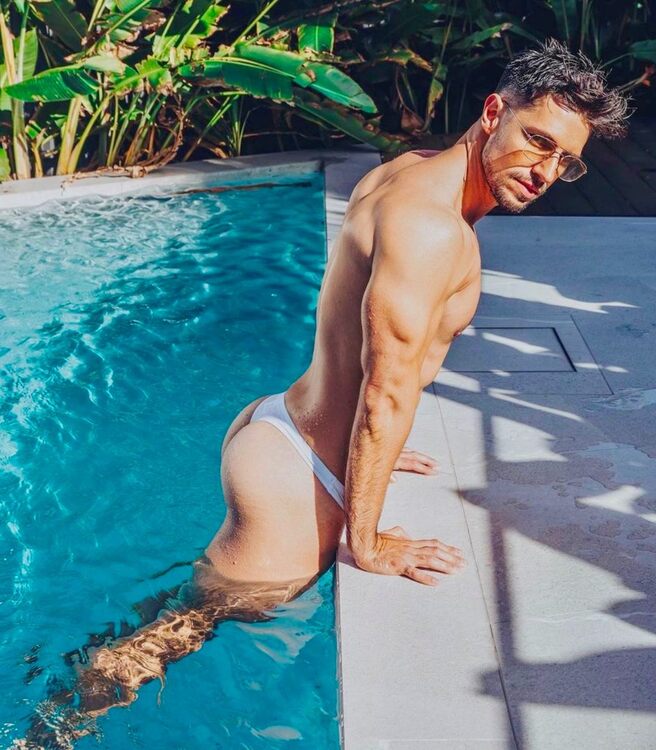 xxxglassespoolboi ass.jpg
