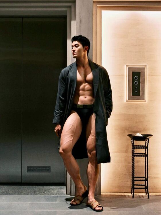 xxxlegs&robe.jpg