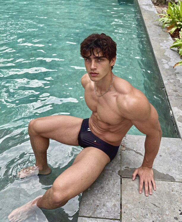 xxxpoolboineck.jpg