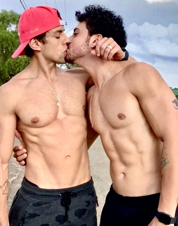 xxxkiss&hat.jpg