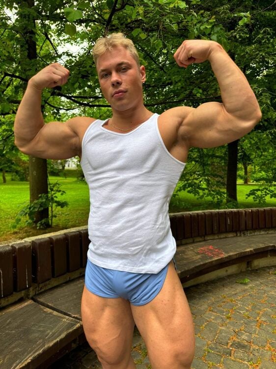xxxlegsblond.JPG
