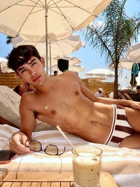 xxxtwinkchaiseglasses.jpg