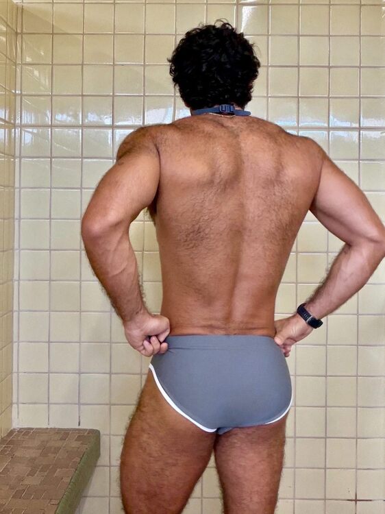 xxxfrontcurlyspeedo2.jpg